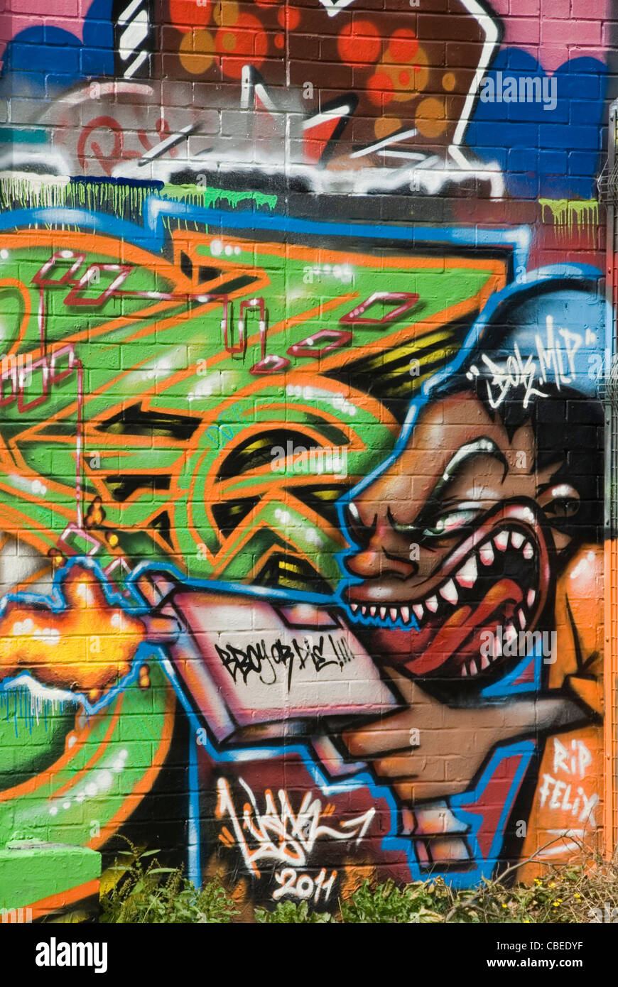 B Boy ou mourir, visage noir peint sur le mur entre l'art du graffiti, Sheffield UK Banque D'Images