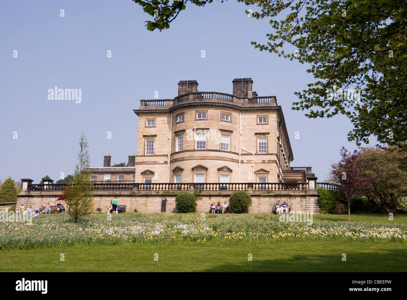 Bretton Hall et les personnes bénéficiant de la succession de jardins, Yorkshire Sculpture Park, Royaume-Uni Banque D'Images