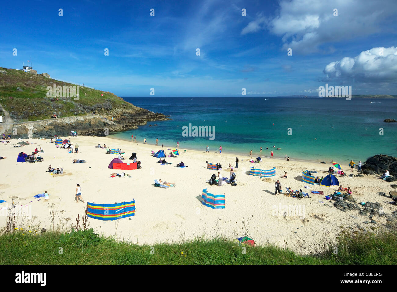 Les familles apprécieront la mer, sable et soleil d'été, Porthgwidden beach, l'océan Atlantique, St Ives, Cornwall, au sud-ouest, Angleterre, Royaume-Uni, Banque D'Images Les familles apprécieront la mer, sable et soleil d'été, Porthgwidden beach, l'océan Atlantique, St Ives, Cornwall, au sud-ouest, Angleterre, Royaume-Uni, Banque D'Images