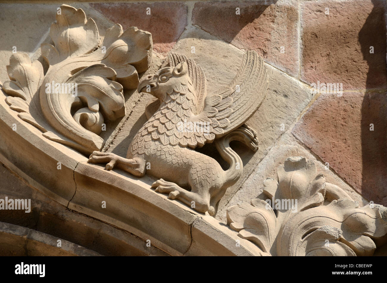Sculpture en pierre de Dragon, Griffin, Griffon ou Gryphon à l'entrée de la cathédrale Saint-Léonard Fréjus Var France Banque D'Images