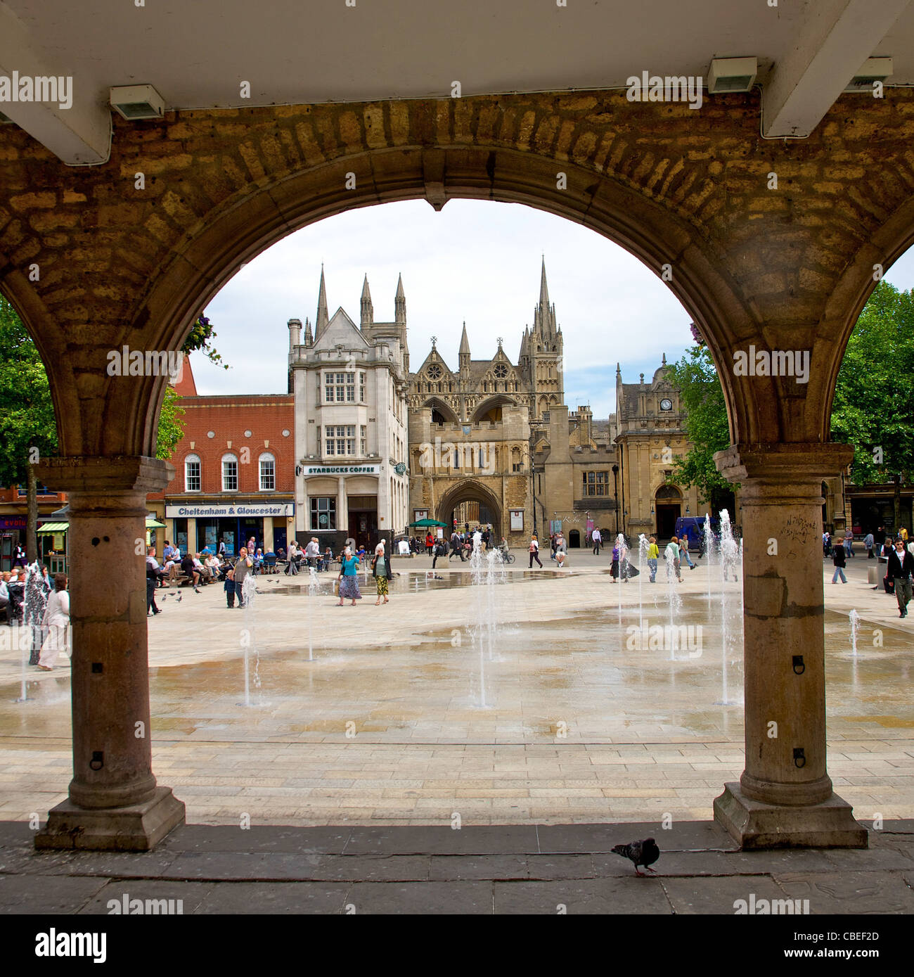 Vue de la cathédrale de Peterborough de la Croix de beurre (Guildhall) à la place de la Cathédrale Banque D'Images