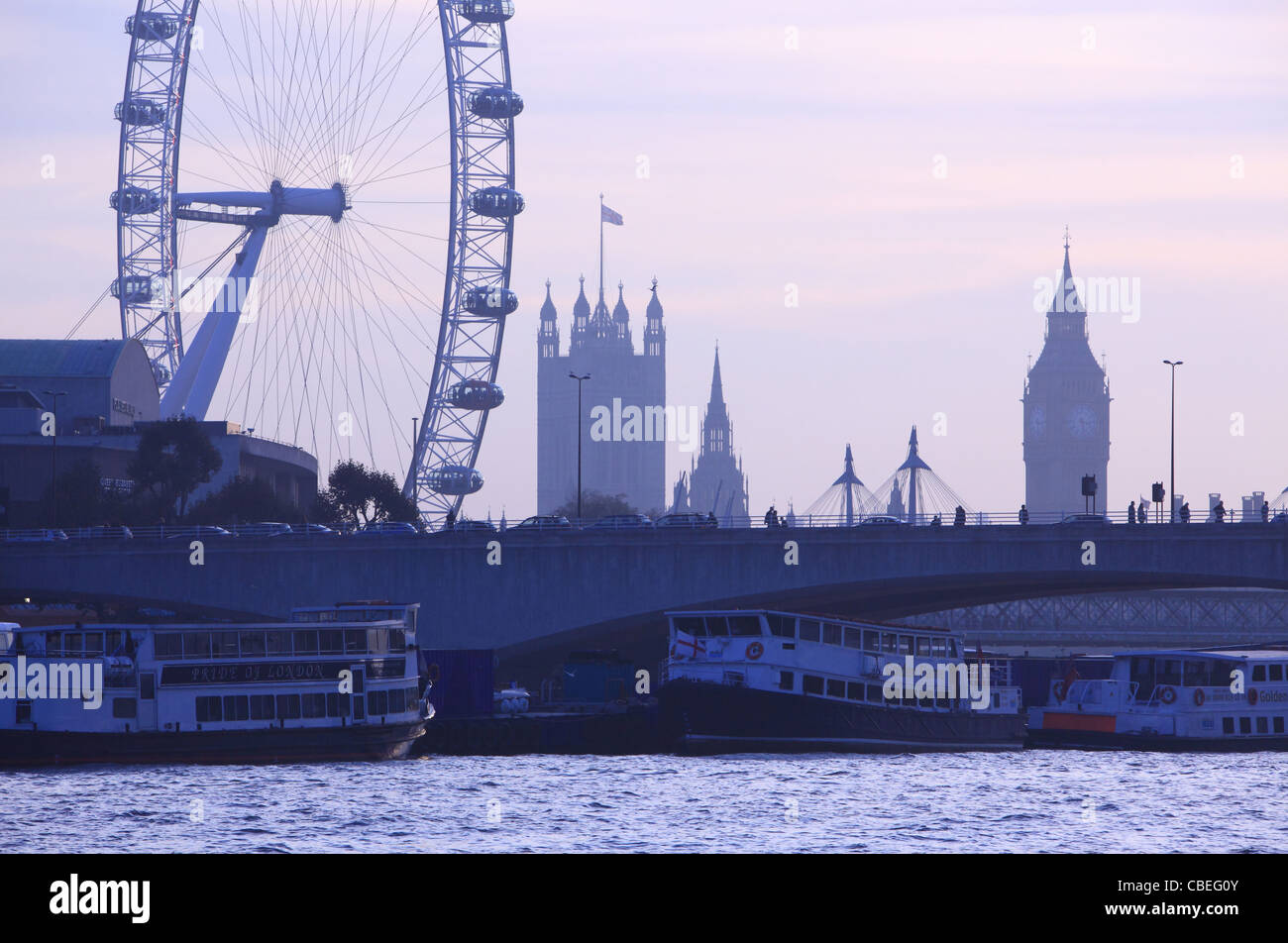 À l'échelle de Waterloo Bridge à partir de la digue au crépuscule, à l'automne, avec Big Ben, le London Eye et hop derrière, au Royaume-Uni Banque D'Images