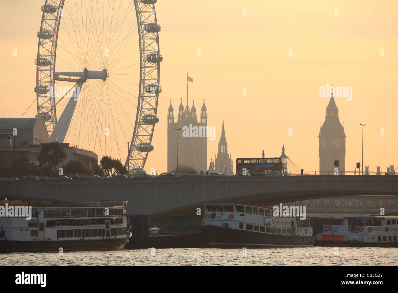 Toits de Londres à l'automne au crépuscule, à la recherche de l'autre côté de la Tamise, à Waterloo Bridge, avec le London Eye, Big Ben et la HOP derrière Banque D'Images