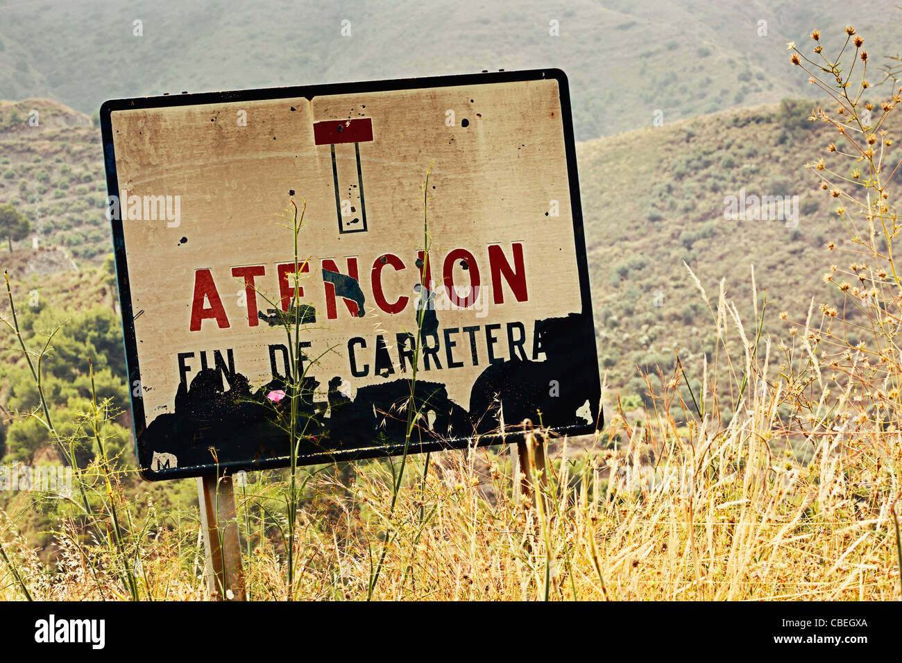 Panneau routier disant en espagnol, Fin de Atencion Carreterra, ou l'attention. Fin de la route. Près de Nerja, Espagne. Banque D'Images