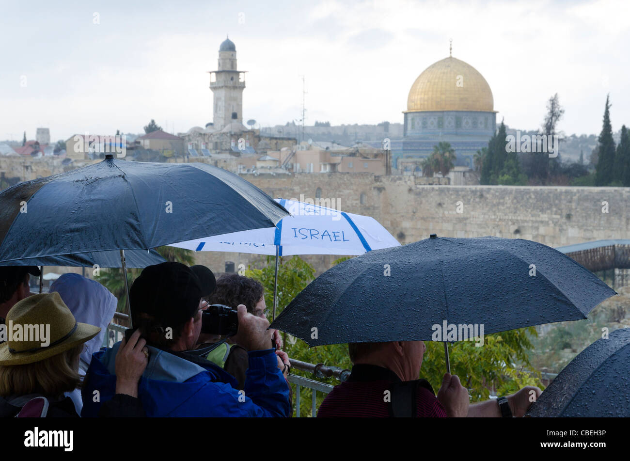 Les touristes à la recherche de l'hôtel Golden Dome un jour de pluie. Vieille ville de Jérusalem Israël. Banque D'Images