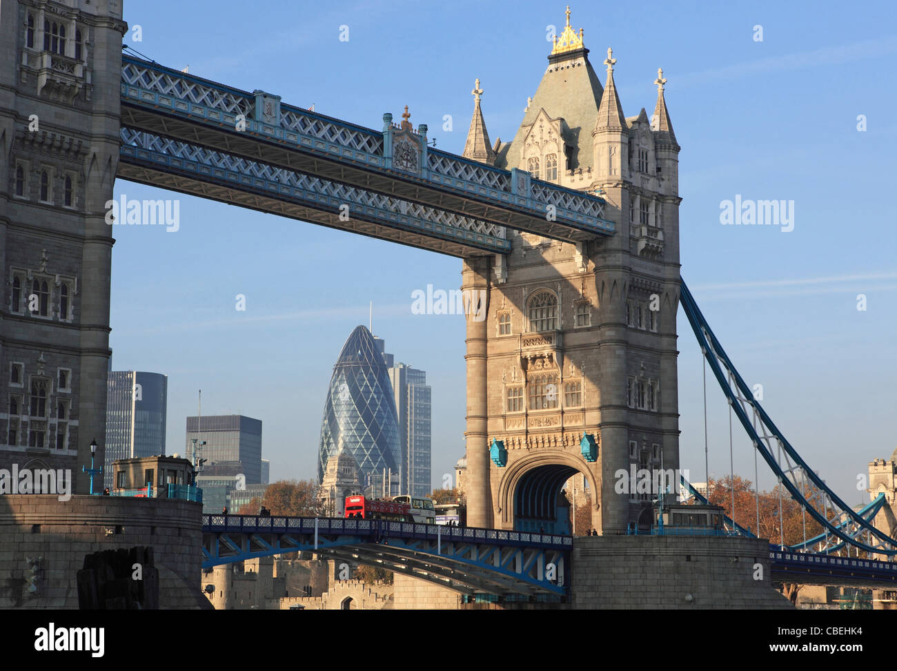 Tower Bridge, de Butlers Wharf à l'Ouest, avec la Ville et le Gherkin derrière, à Londres, Royaume-Uni Banque D'Images