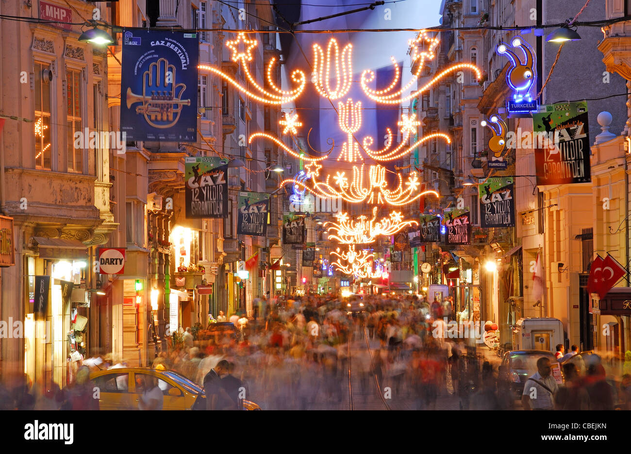 ISTANBUL, TURQUIE. Une soirée voir le long d'Istiklal Caddesi dans le quartier de Beyoglu de la ville. L'année 2009. Banque D'Images