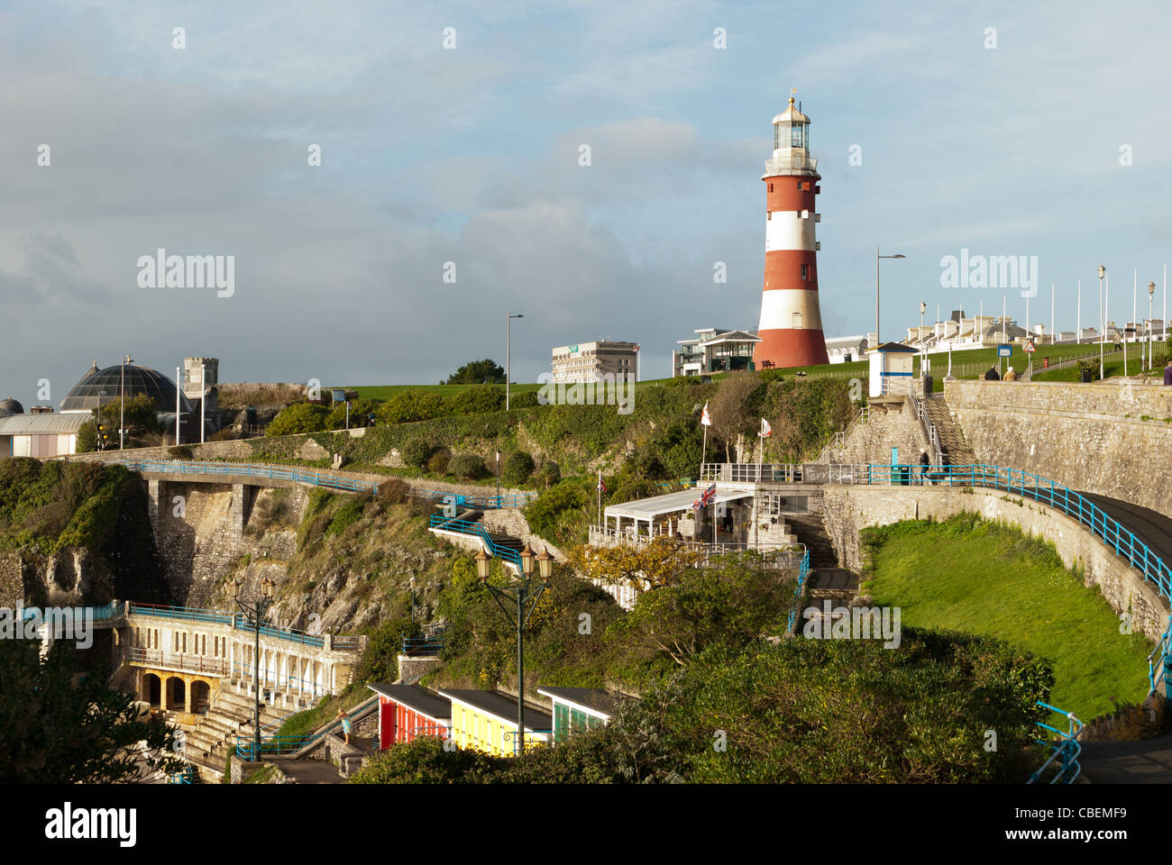 Avis de Plymouth Hoe y compris y compris la tour de smeaton et pool tinside Banque D'Images