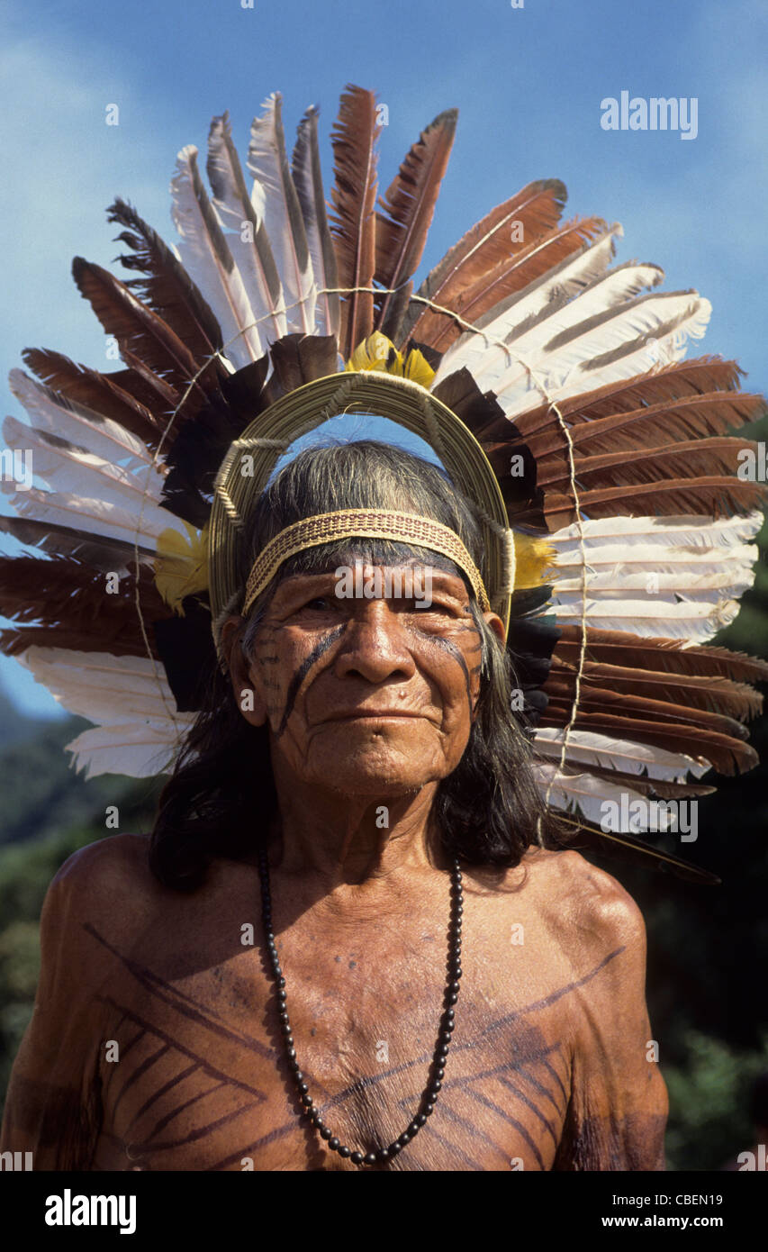 Le Brésil. Karaja Indian elder portant des plumes traditionnels coiffure, collier de graines et le corps de la peinture. Banque D'Images