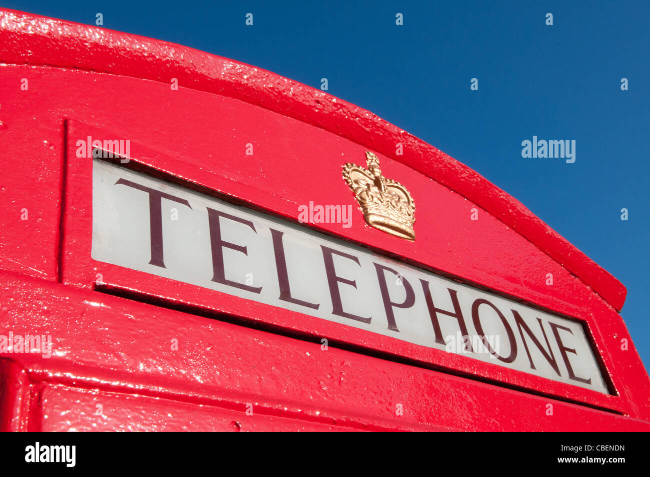 Boîte de téléphone rouge Détail et ciel bleu, London, England, UK Banque D'Images