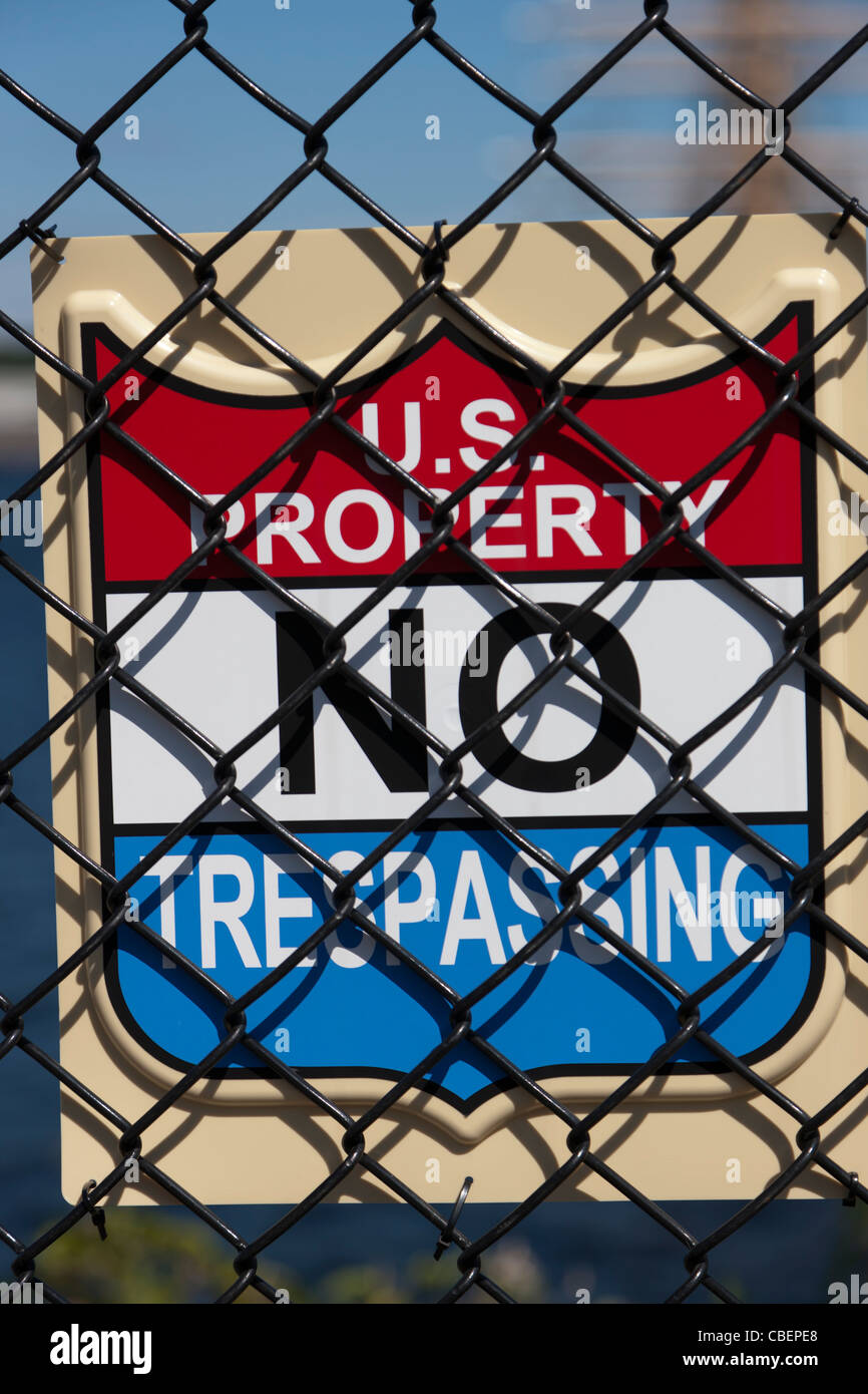 Une 'Entrée interdite' signe sur une clôture entourant une installation militaire américaine. Banque D'Images