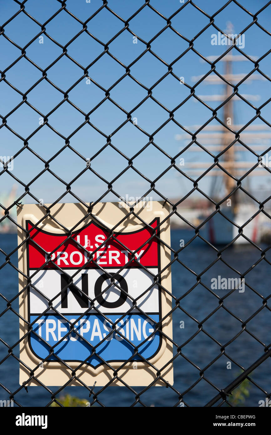 Une 'Entrée interdite' signe sur une clôture entourant l'US Coast Guard Station à New London, dans le Connecticut. Banque D'Images