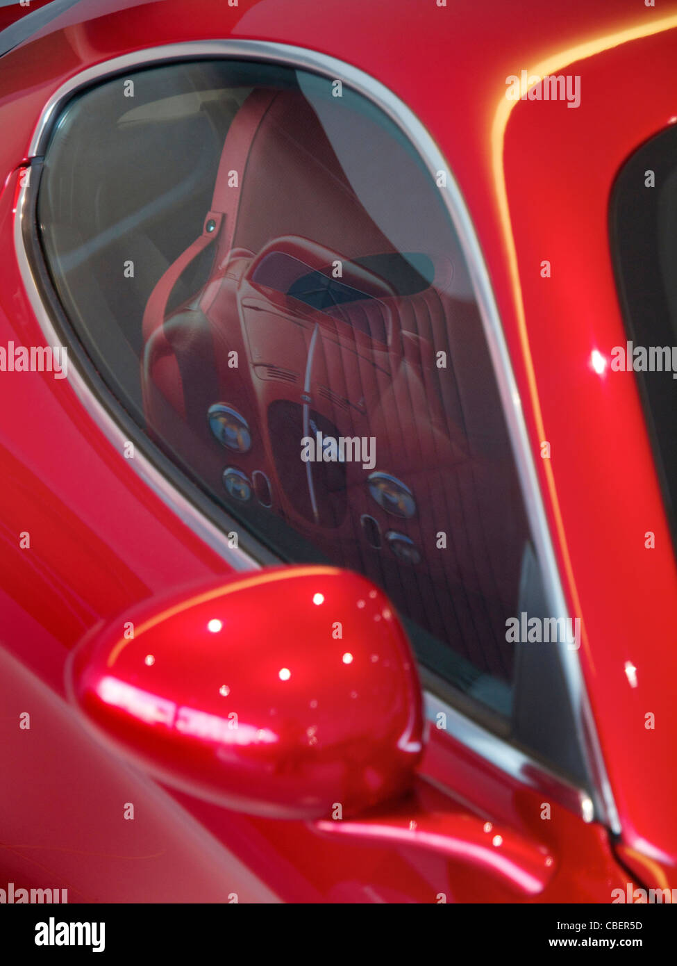 Alfa Romeo 8C Competizione détaillée avec le modèle 8C historique reflète dans la fenêtre. Banque D'Images