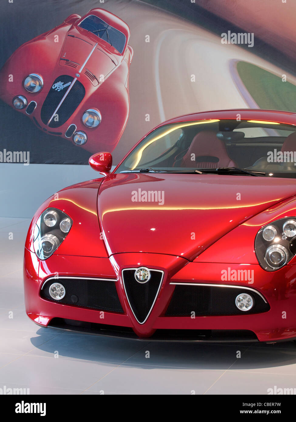 Alfa Romeo 8C Competizione sportscar avec affiche du modèle 8C historique dans l'arrière-plan Banque D'Images