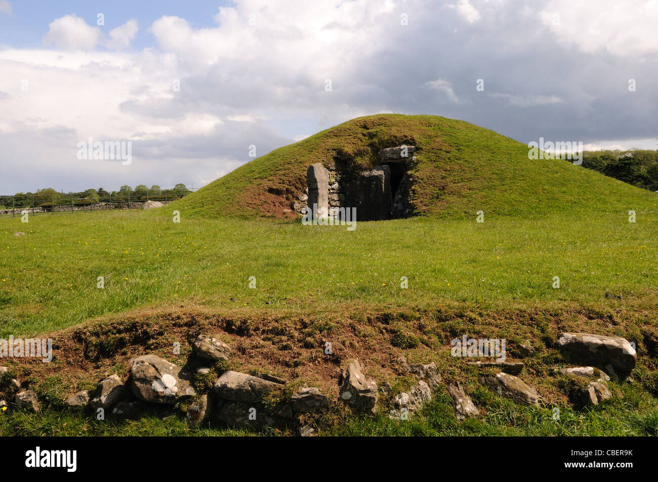 Entrée et partie restaure monticule de Bryn Celli Ddy henge monument et plus tard un passage grave Llandaniel Fab Anglesey Pays de Galles UK Banque D'Images