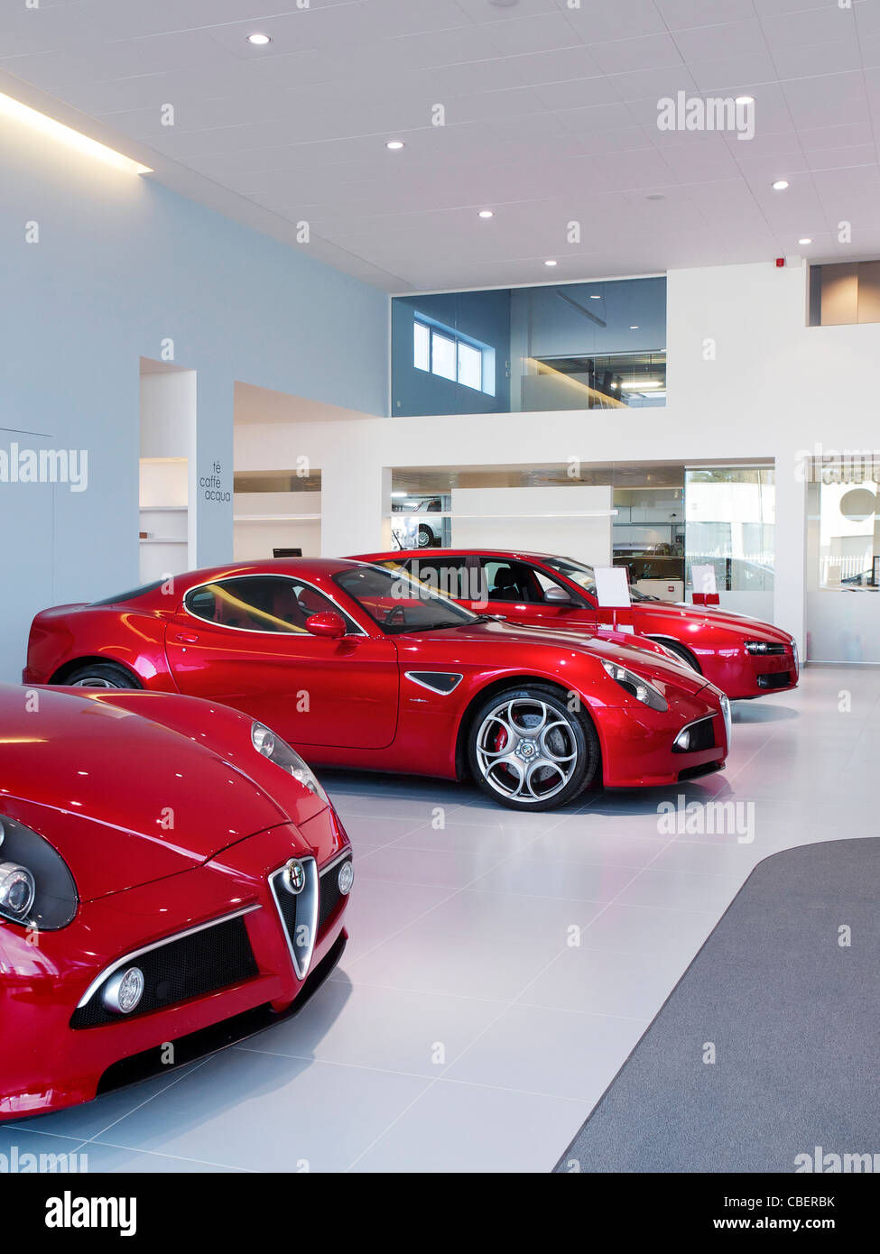 Deux Alfa Romeo 8C Competizione voitures en vente chez un concessionnaire Banque D'Images