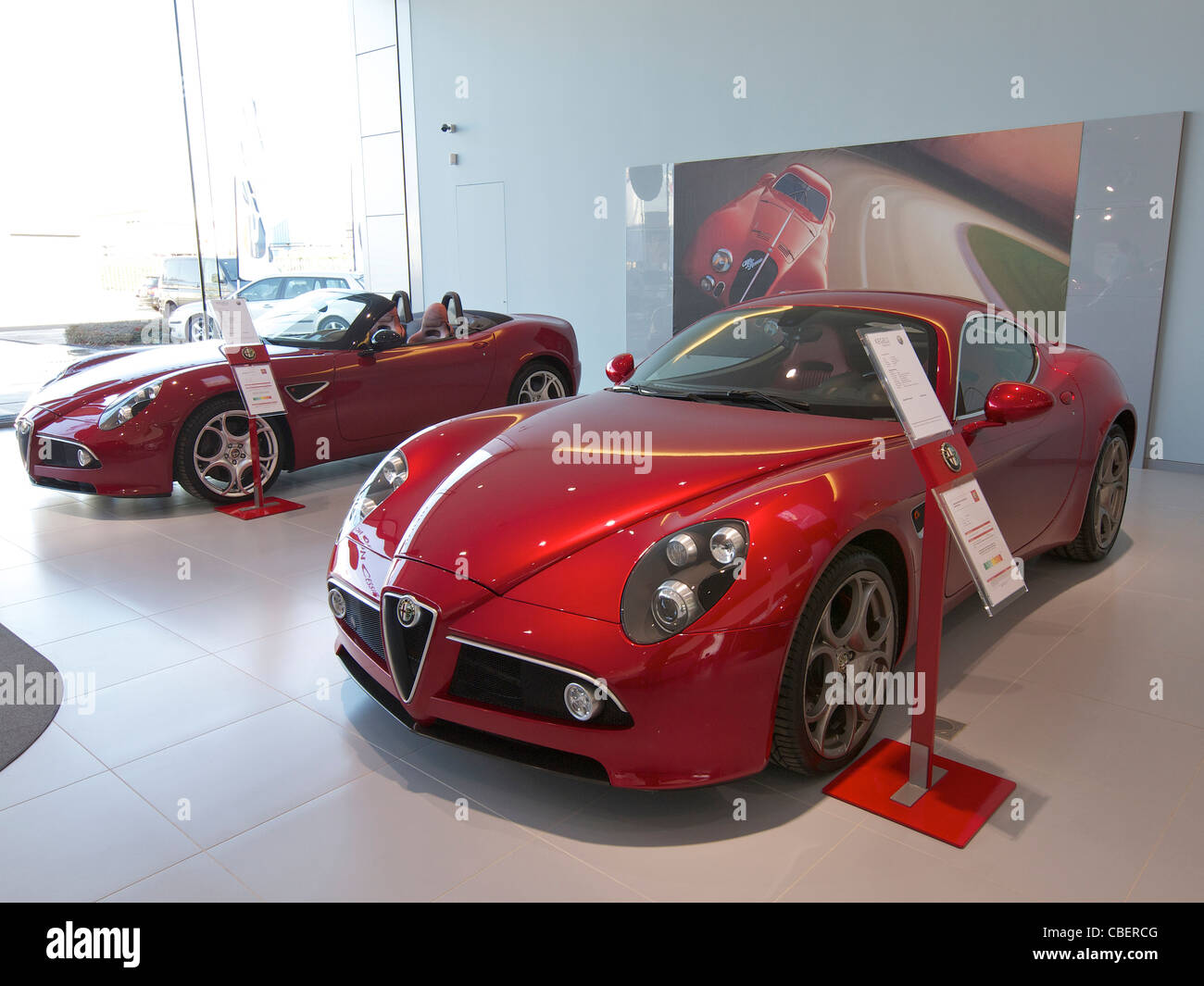 Alfa Romeo 8C Competizione sportscar avec 8C Spider dans l'arrière-plan Banque D'Images