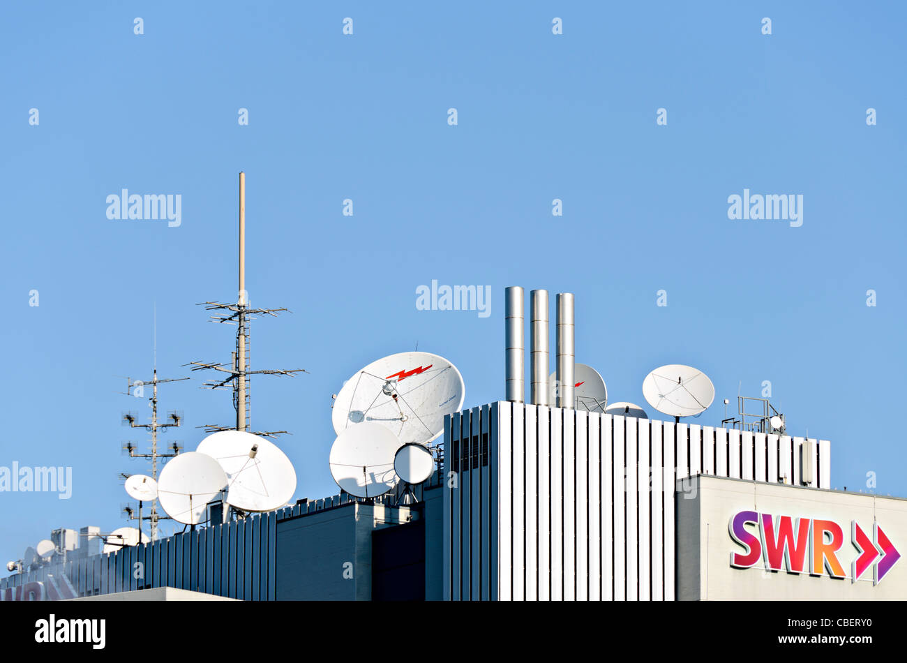 SWR Broadcasting House tour de télécommunication et paraboles contre un ciel bleu clair, Stuttgart, Allemagne Banque D'Images