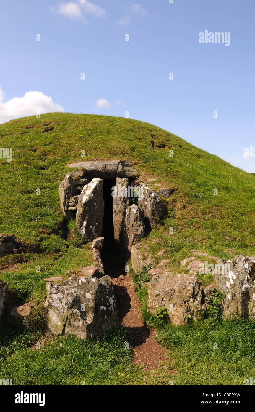Entrée et partie restaure monticule de Bryn Celli Ddy henge monument et plus tard un passage grave Llandaniel Fab Anglesey Pays de Galles UK Banque D'Images