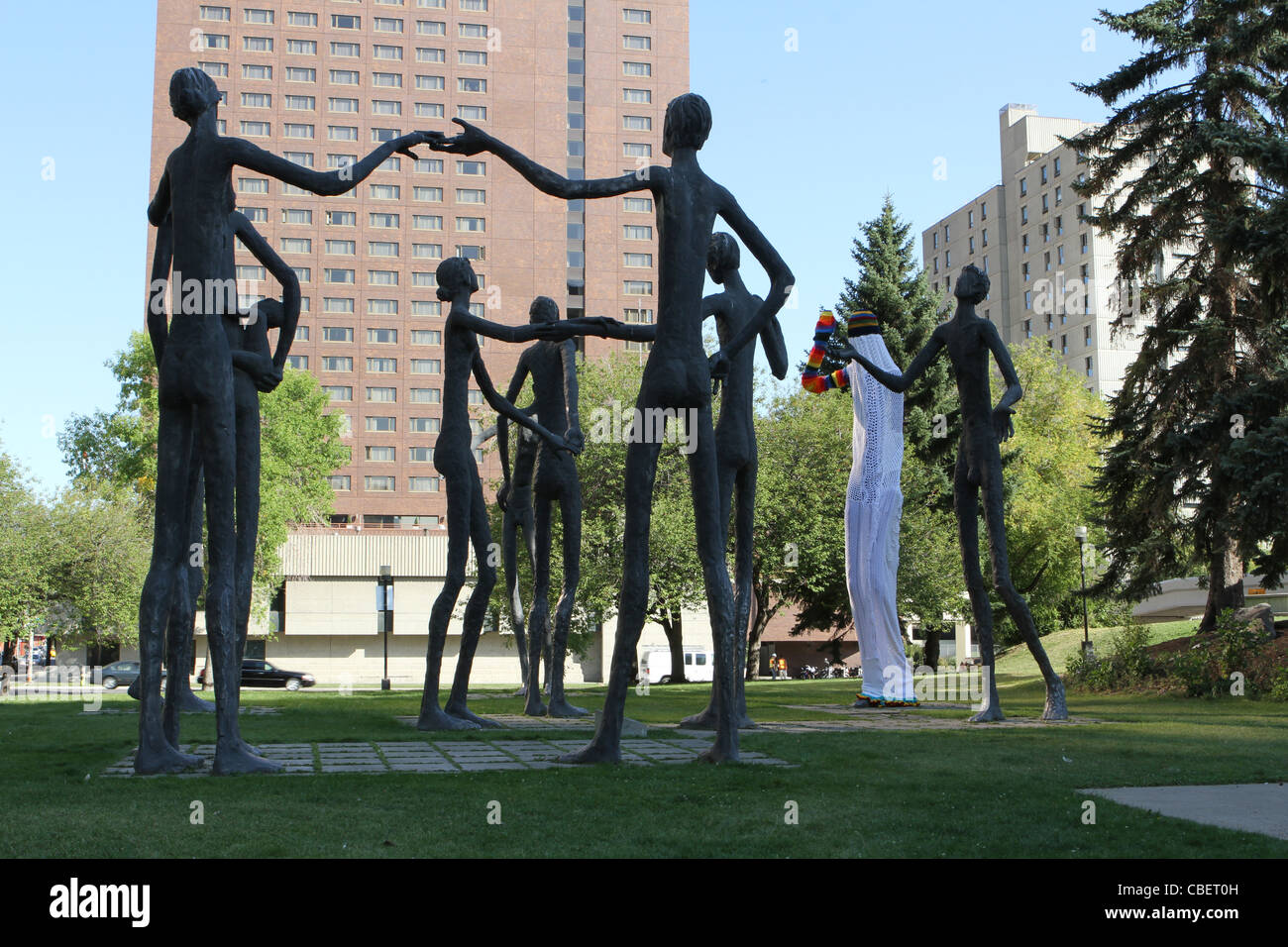 Famille de l'homme, Calgary, Alberta, canada statue portant une burka tricoté Banque D'Images