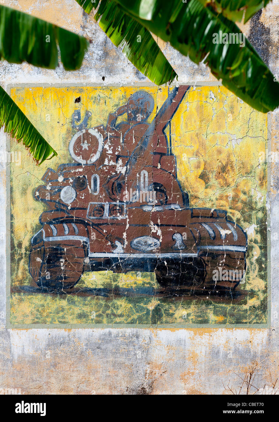 Peinture d'un réservoir sur un mur à Lubango en Angola Banque D'Images