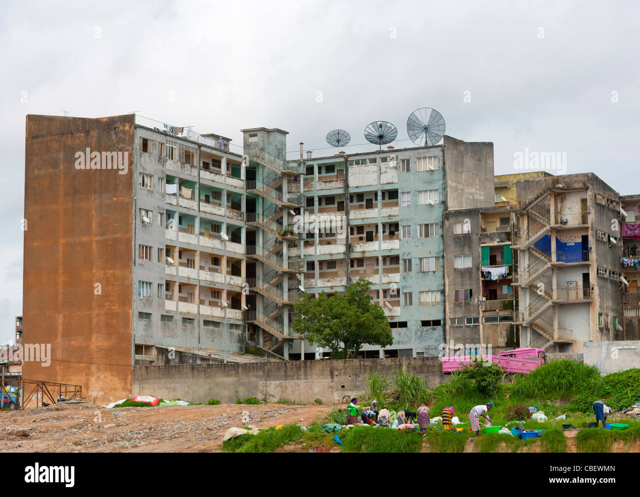 Les femmes qui font la lessive dans les bassins situés en face de leur immeuble d'habitation, Huambo, Angola Banque D'Images