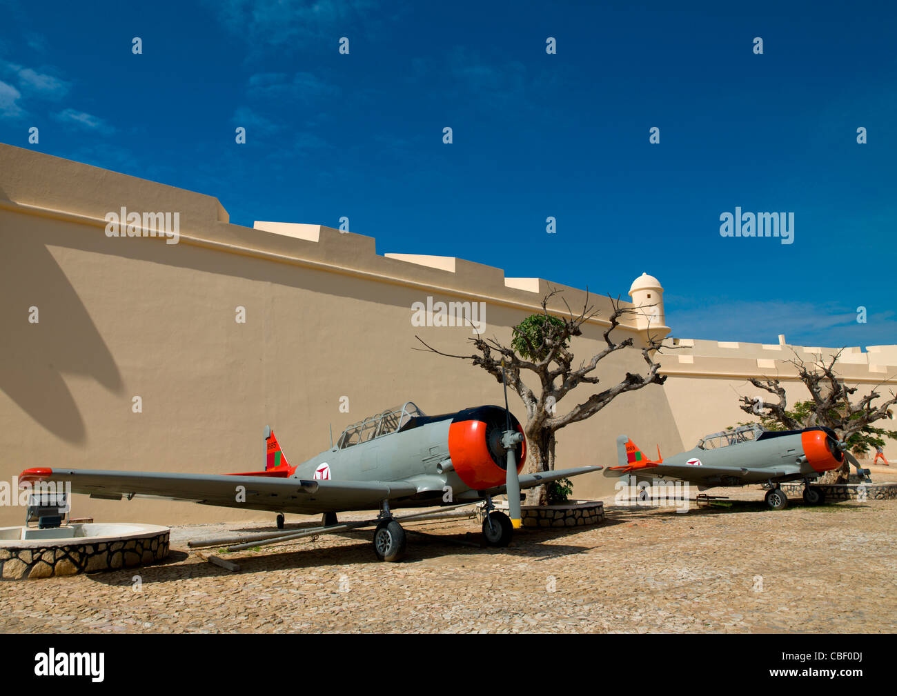 Vieille Armée d'avion à Fort San Miguel, Luanda, Angola Banque D'Images