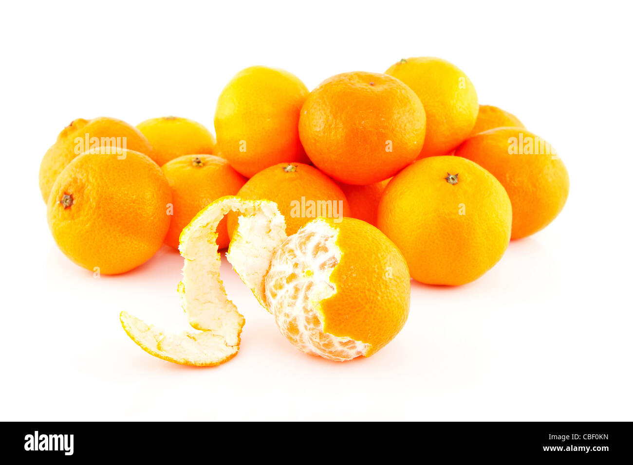 Pile de fruits mandarines sur fond blanc Banque D'Images