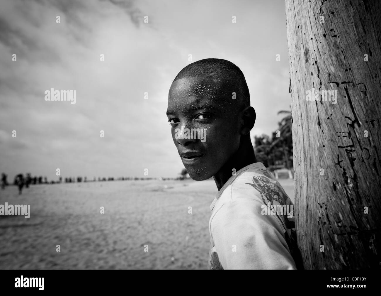 Garçon Avec le visage plein de sable sur la plage, l'Angola Sumbe Banque D'Images