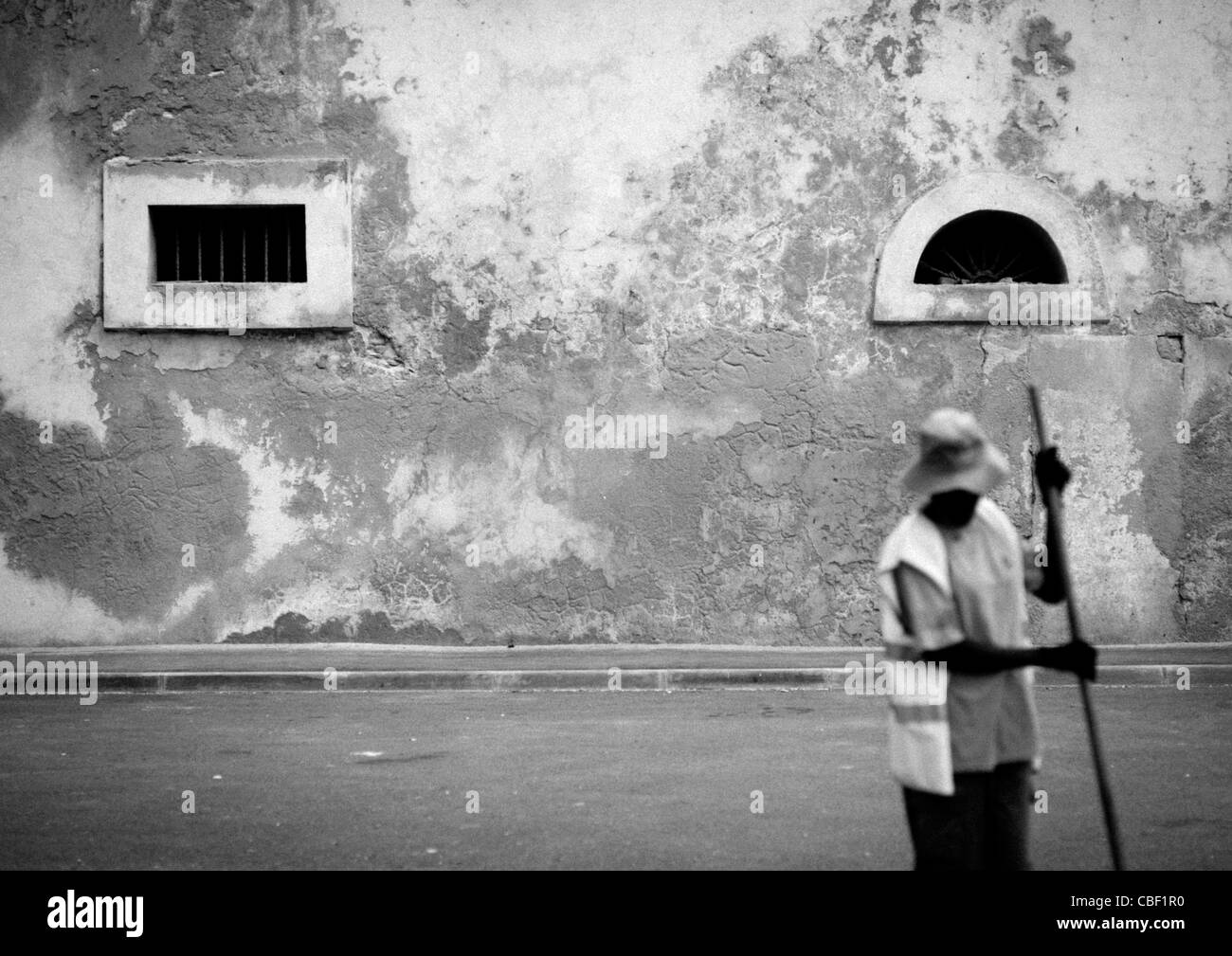 Man with Hat jusqu'râtelage, Benguela, Angola Banque D'Images