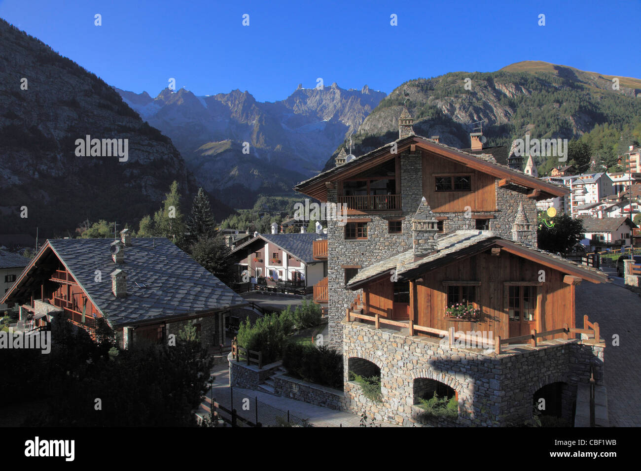 L'Italie, les Alpes, vallée d'Aoste, Courmayeur, maisons, Banque D'Images