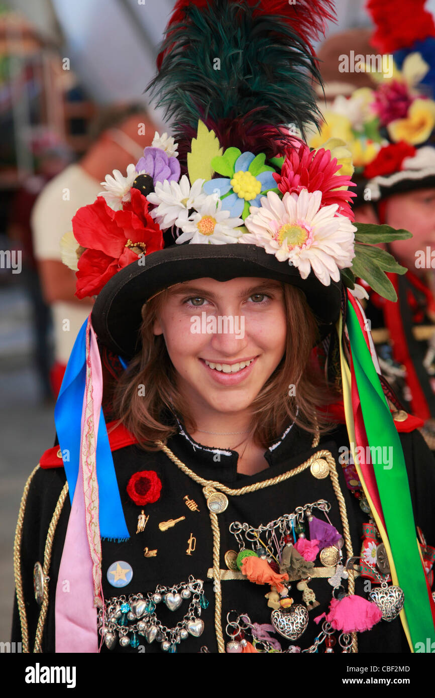 L'Italie, les Alpes, vallée d'Aoste, Courmayeur, fille en costume traditionnel, Banque D'Images