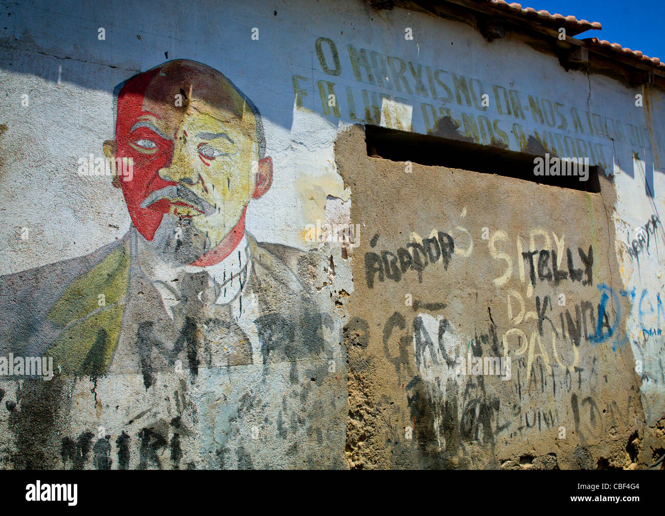 La propagande communiste, ancienne peinture murale avec Lénine, Namibe, Angola Ville Banque D'Images