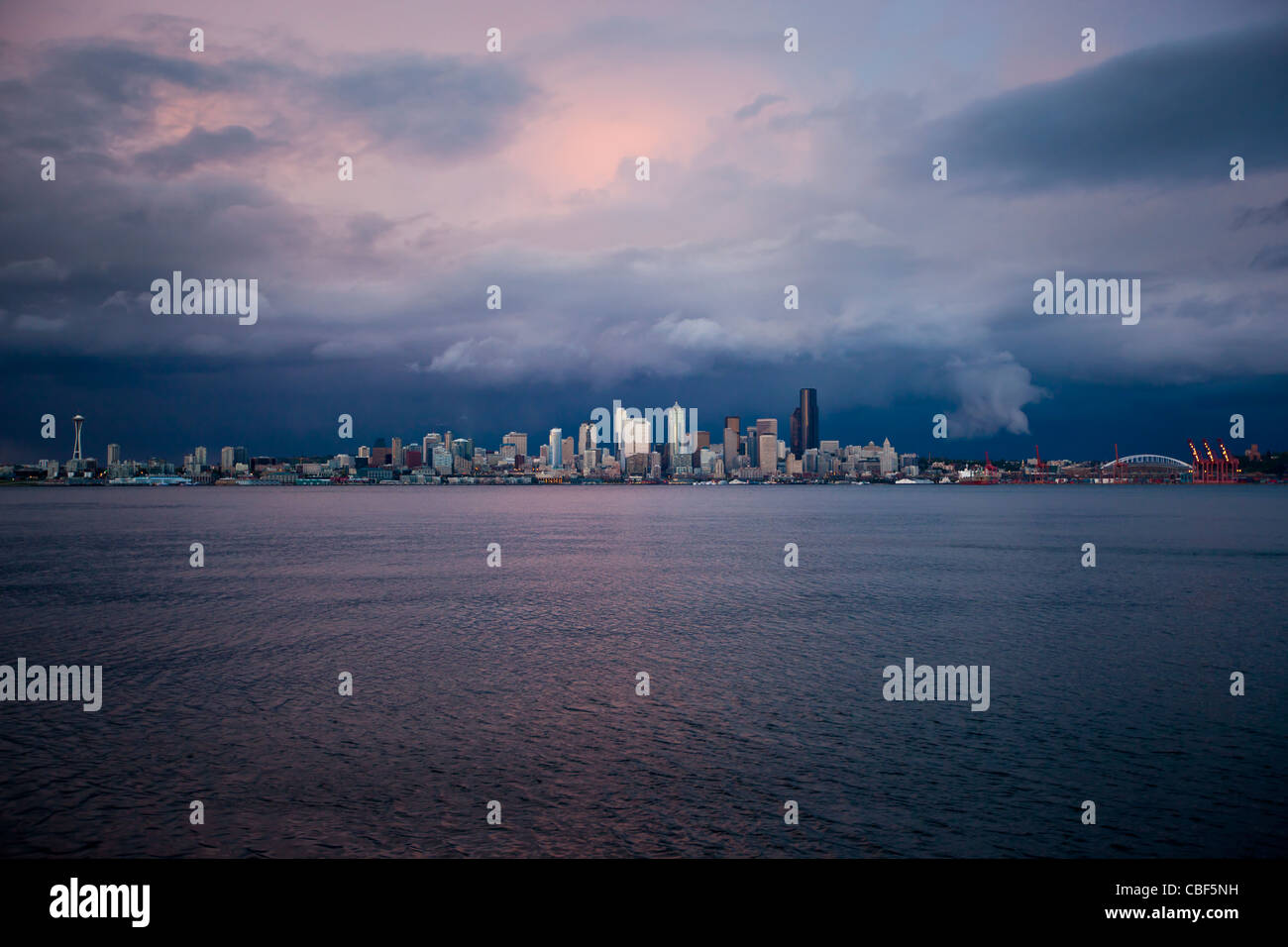 Ciel d'orage derrière Seattle, Elliott Bay, Washington, USA Banque D'Images