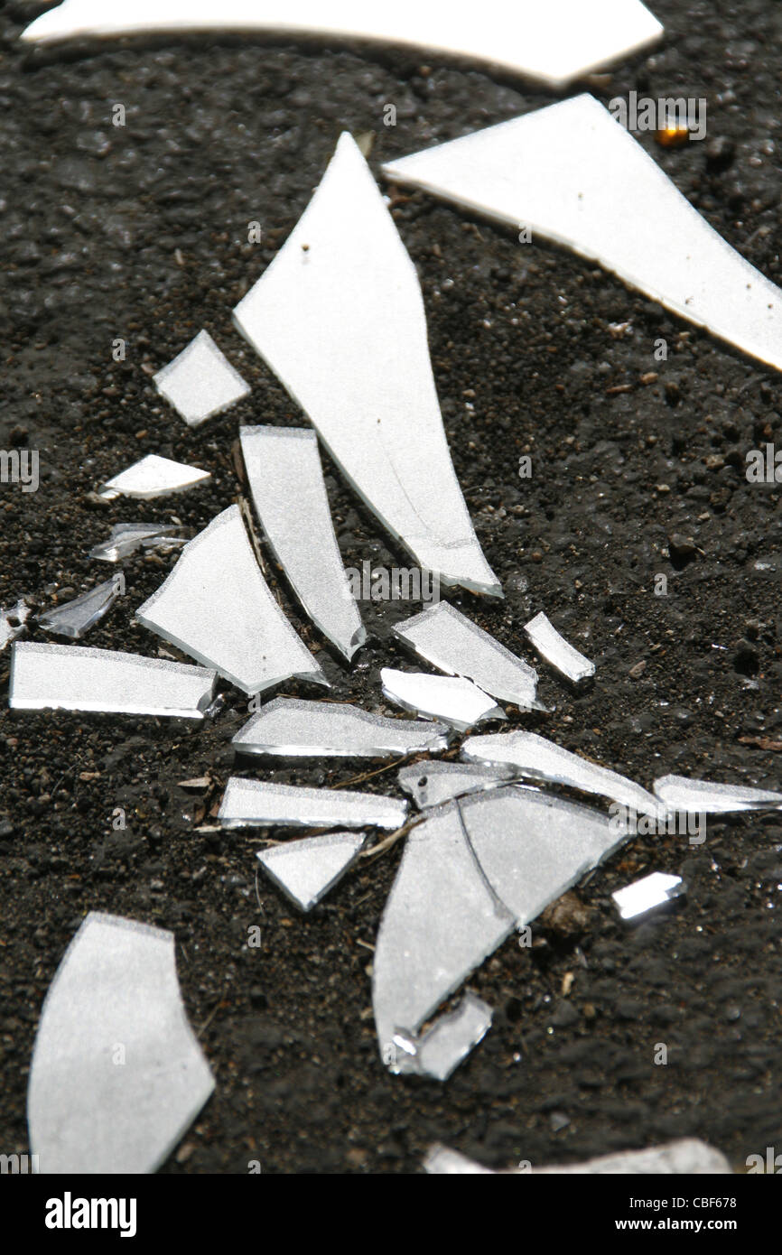 Fracassé la vitre cassée sur le sol sol Banque D'Images