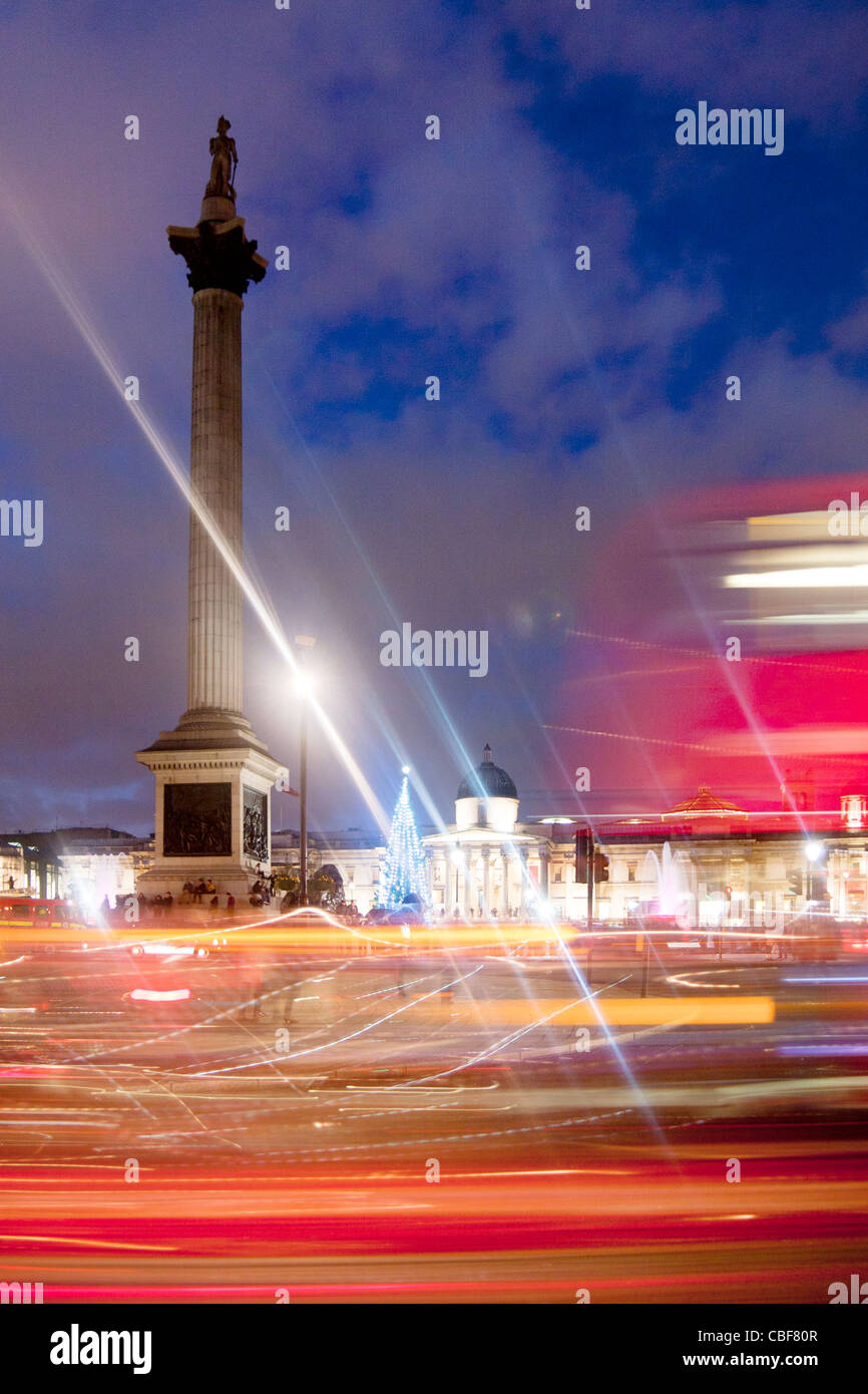 La colonne Nelson et de la National Gallery dans la nuit avec un déménagement et London bus rouge sentiers trafic Trafalgar Square London England UK Banque D'Images