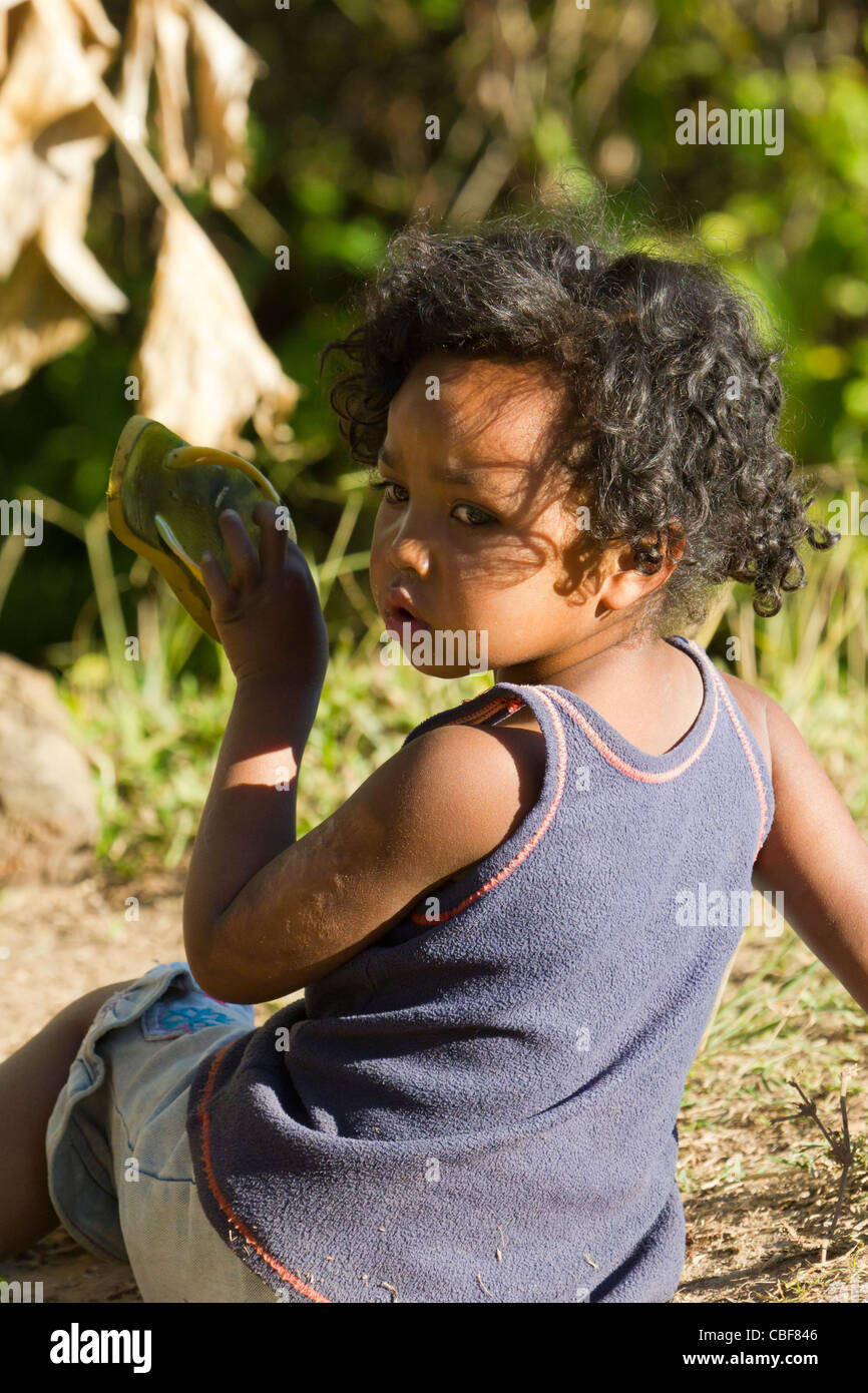 Fille dans une pose, près de Vakona Lodge, Andasibe, Madagascar Banque D'Images