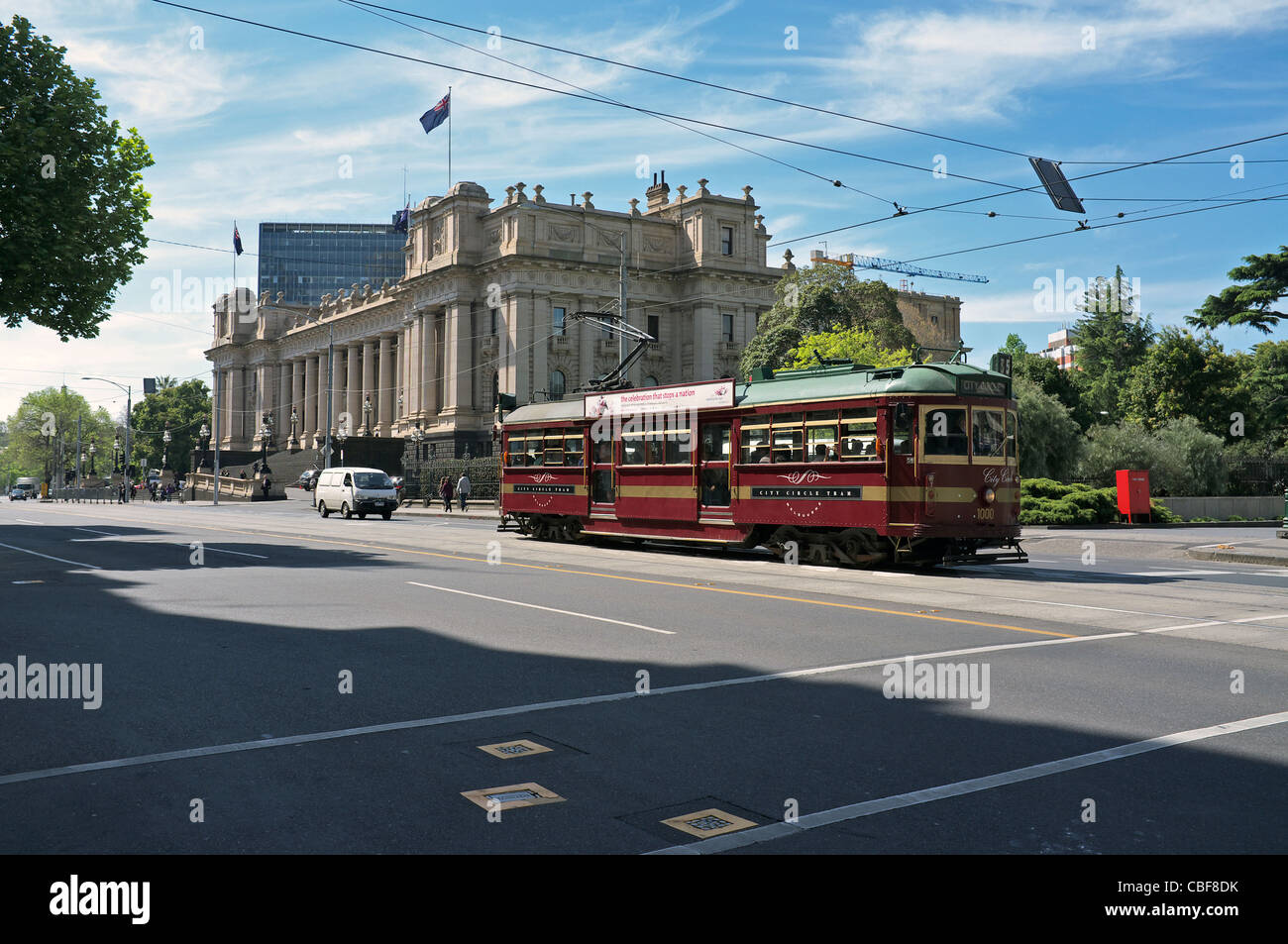 Centre de la vieille ville en tramway à l'extérieur du Parlement House Building à Melbourne, Australie Banque D'Images