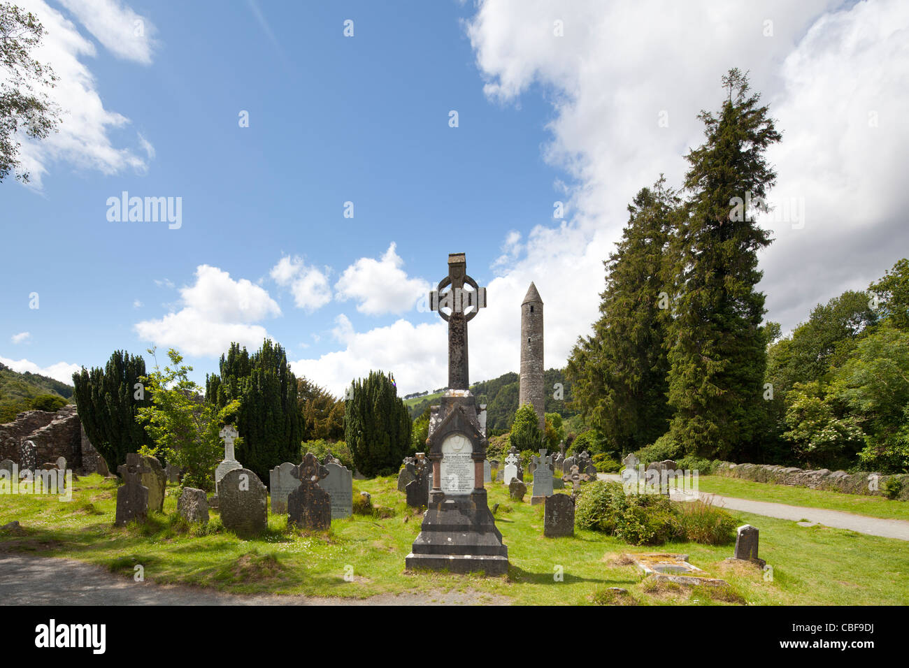 Cimetière et la Tour Ronde, Glendalough, comté de Wicklow, Irlande Banque D'Images