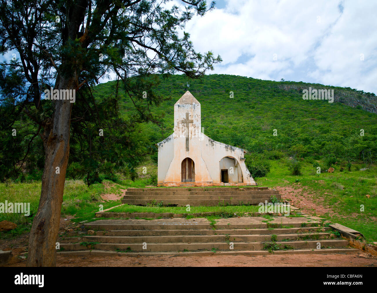 Petite église délabrée dans Negola, Angola Banque D'Images