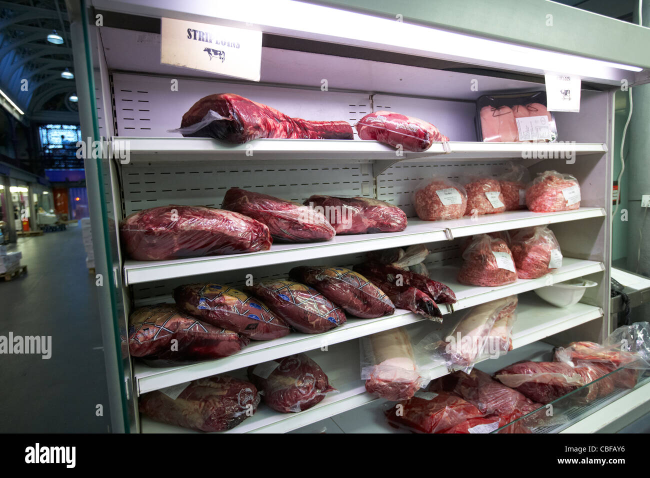 Striploins emballés sous vide de la viande et des produits à vendre à Smithfield meat market marchés central Londres Angleterre Royaume-Uni Banque D'Images