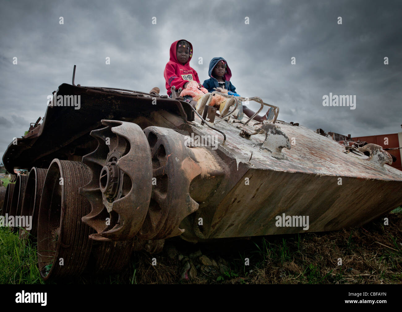 Les enfants sur une épave du réservoir de la guerre civile, l'Angola Banque D'Images