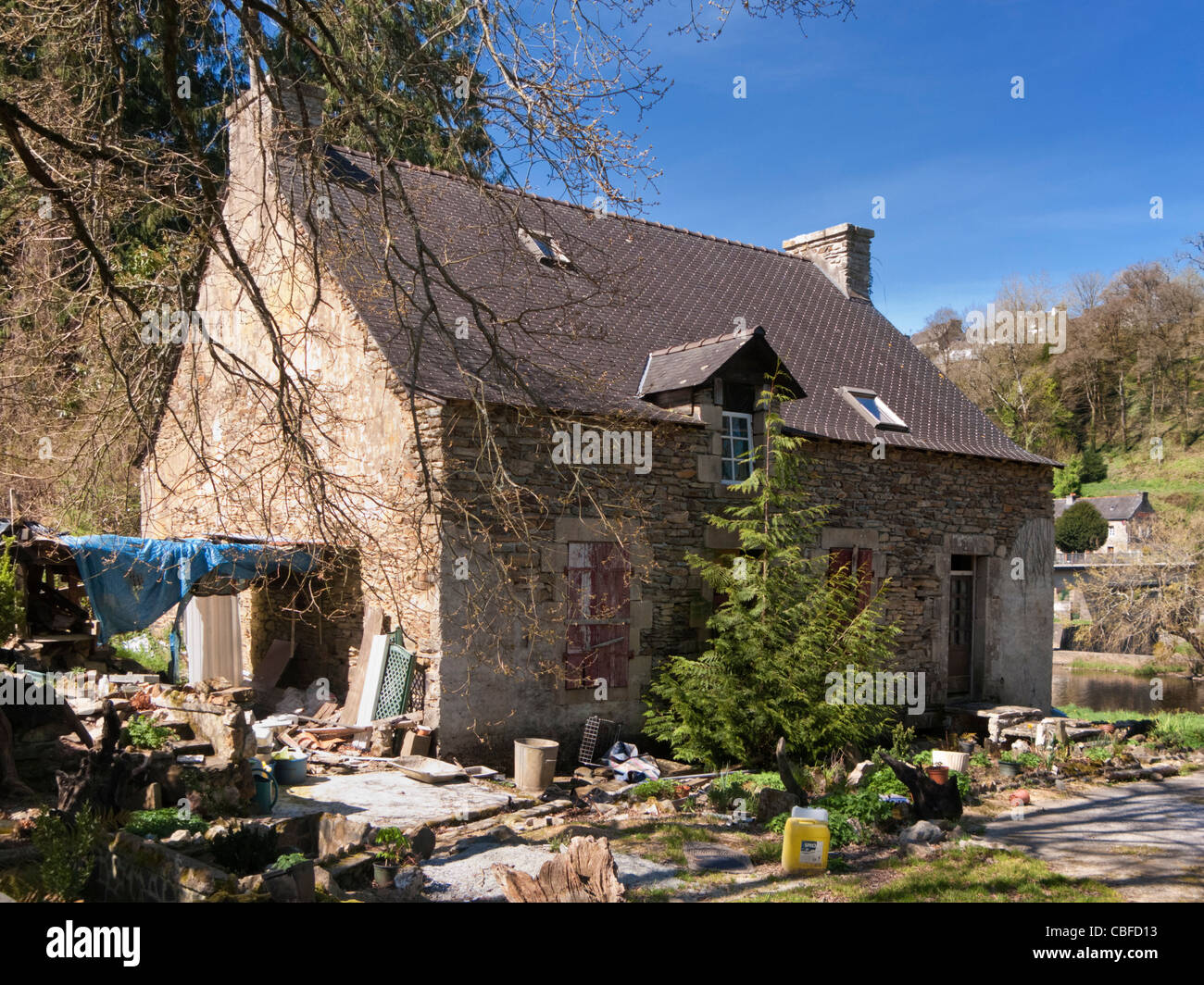 Petite maison en cours de rénovation en Bretagne, France Banque D'Images