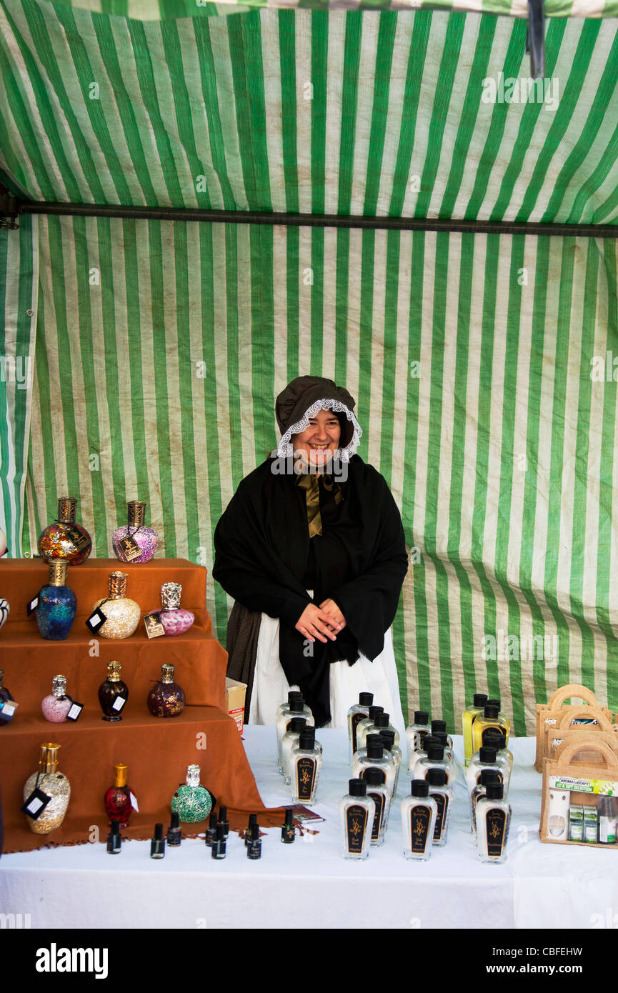 Marché victorien, Louth Lincolnshire, Angleterre dame vendant des potions et lotions à guérir maladies portant bonnet de l'era Banque D'Images