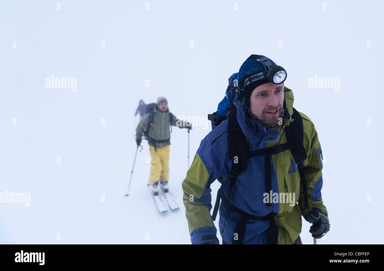 Les hommes ski de randonnée par temps brumeux dans Tamok, dans le nord de la Norvège Banque D'Images