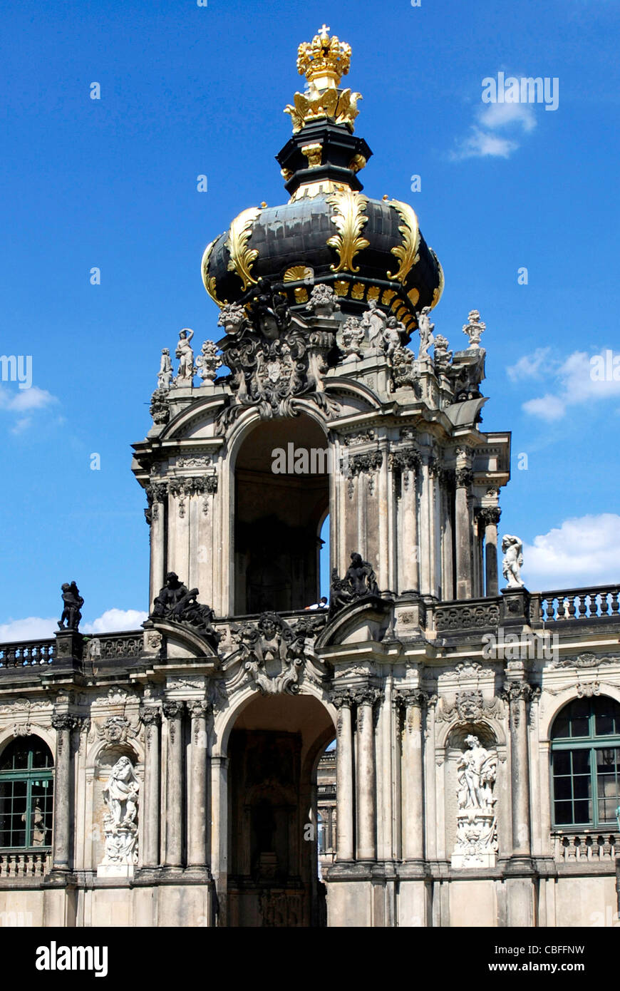 Le palais Zwinger à Dresde avec porte la couronne d'accéder à la cour intérieure de l'édifice baroque. Banque D'Images