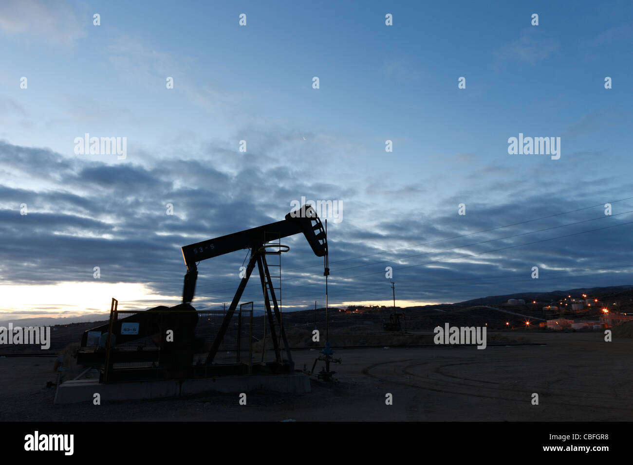Pompe à huile sur un puits de pétrole sur le champ pétrolifère de Midway-Sunset près de Taft, en Californie. Banque D'Images