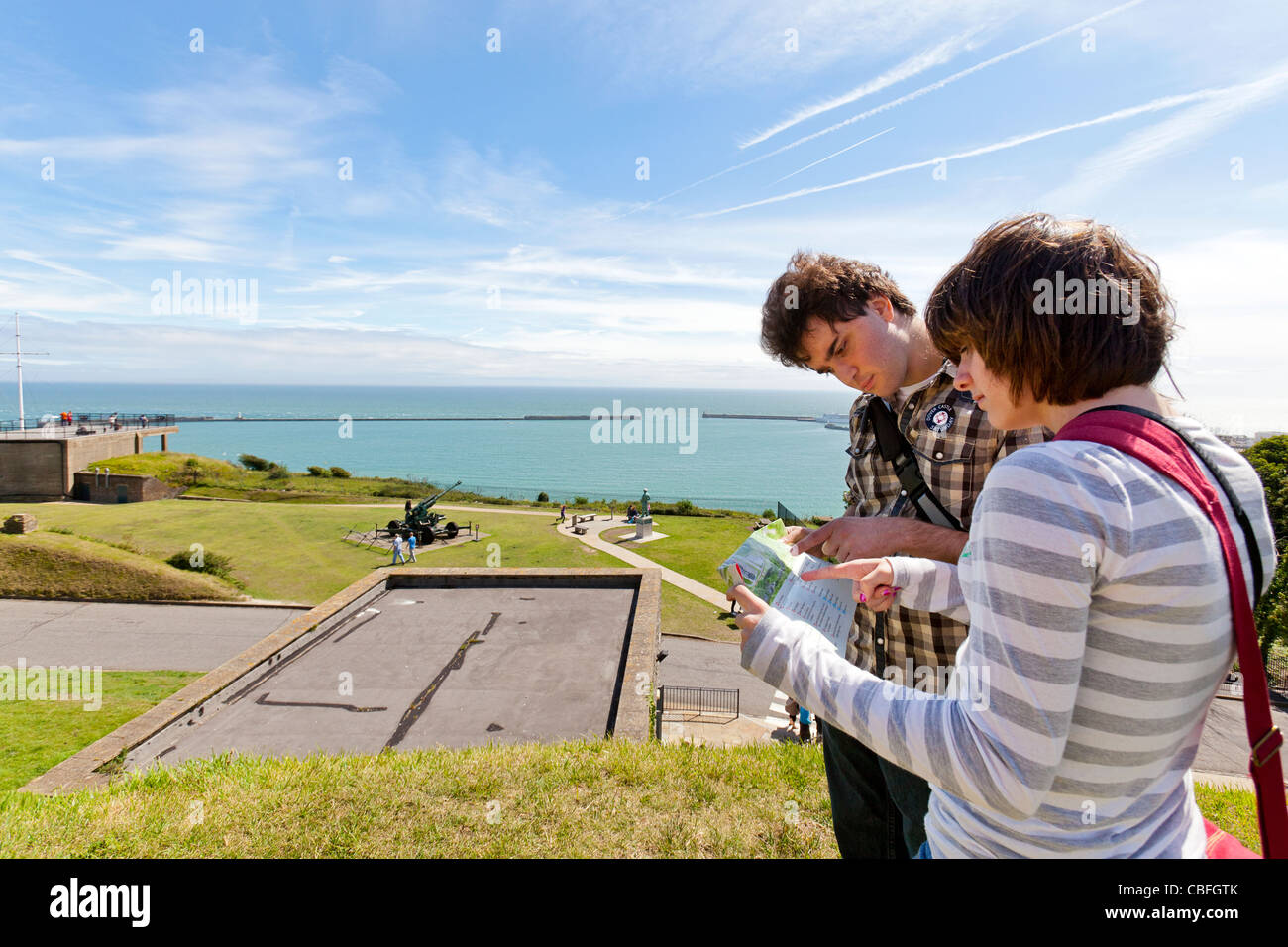 Les touristes de la lecture d'un site dominant le port de Douvres, Douvres, en Angleterre. Banque D'Images
