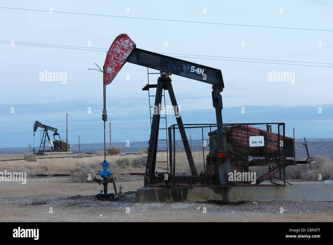 Pompes à huile sur les puits de pétrole sur le champ pétrolifère de Midway-Sunset près de Taft, en Californie. Banque D'Images