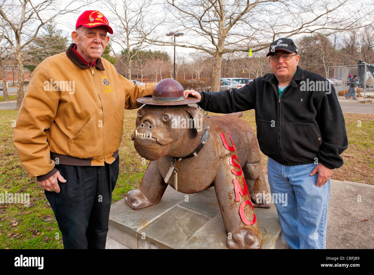 Deux anciens combattants de la Marine des États-Unis posent à l'USMC Bulldog statue (United States Marine Corps) à l'extérieur, Northport, New York, 2011-12-10 Banque D'Images